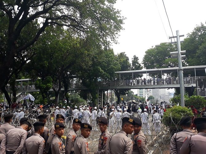 Sekelompok orang menggelar Aksi Bela Tauhid Jilid 2, di sekitaran Patung Kuda, Monas, Jakarta Pusat, Jumat (2/11). - Image