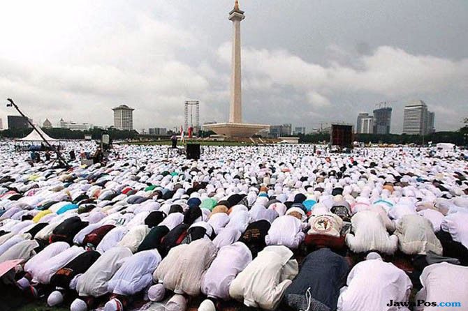 ILUSTRASI: Presiden Republik Indonesia Joko Widodo membatalkan kegiatannya untuk melaksanakan ibadah salat Jumat di Masjid Agung Jawa Tengah (MAJT), Semarang, Jumat (19/10). - Image