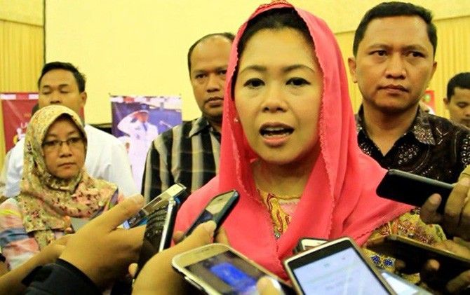 Yenny Wahid saat diwawancarai awak media - Image