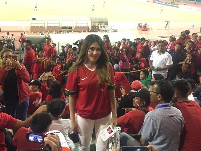 Via Vallen datang langsung ke Stadion Gelora Delta Sidoarjo untuk mendukung perjuang Timnas U-16 - Image