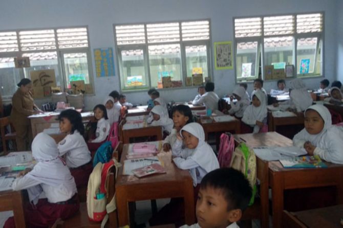 PENDIDIKAN: Proses belajar mengajar di SD Negeri Semanu, Kecamatan Semanu, Kabupaten Gunungkidul, Senin (15/10). - Image