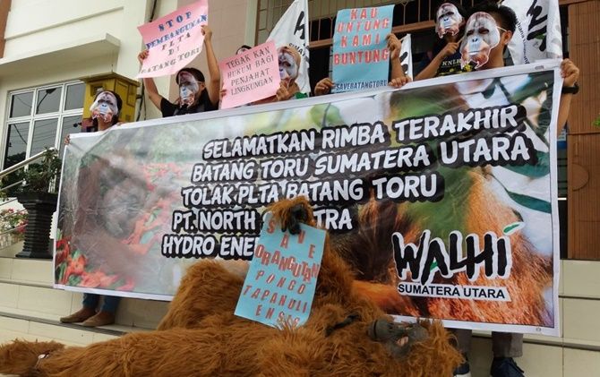 Anggota WALHI Sumut memakai kostum Orangutan sebagai bentuk protes terhadap pembangunan PLTA Batangtoru. - Image