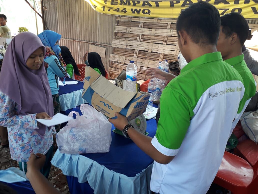 Panitia bank sampah menerima, menimbang, dan memilah sampah kardus dan botol plastik yang diserahkan warga Jalan Simo Jawar V, Simomulyo Baru RW 10 - Image