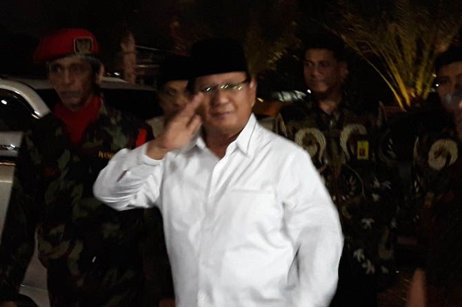 Ketua Umum Partai Gerindra, Prabowo Subianto ketika tiba di Gedung PP Muhammadiyah, Jakarta, Senin (13/8) malam. - Image