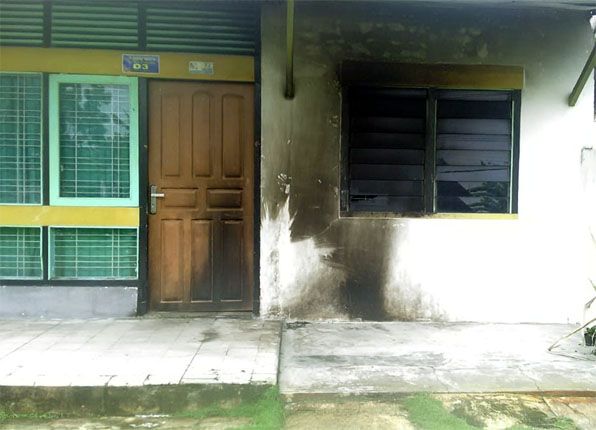 GOSONG: Tampak bagian depan rumah Kepala Pengamanan Lapas Pekanbaru Arjuna, dilempari molotov oleh Orang Tak Dikenal (OTK), Sabtu (27/10) dini hari. - Image