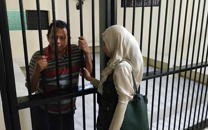 Tersangka Maqbul Halim mendekam di sel tahanan Kejari Makassar, Kamis (30/8). - Image