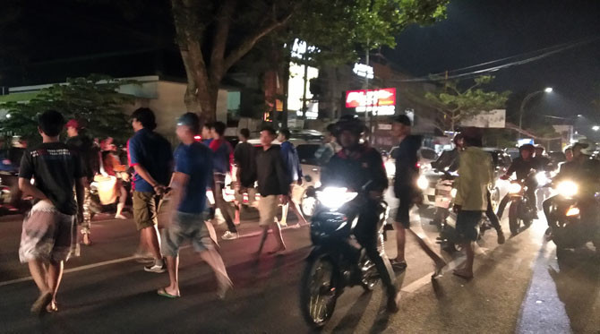 ANTISIPASI: Beberapa warga saat turun ke jalan untuk menghalau amukan mahasiswa, Minggu (1/7) malam. - Image