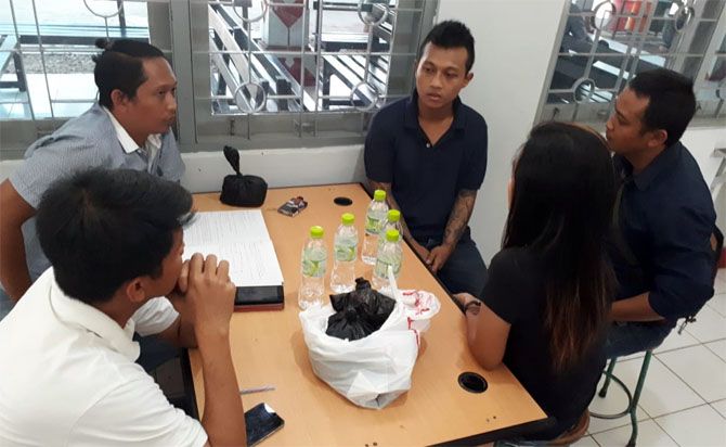 Petugas memeriksa warga binaan Lapas Kedungpane, Ardi Prasetyo dan salah satu perempuan pembawa ganja, Senin (24/9). - Image