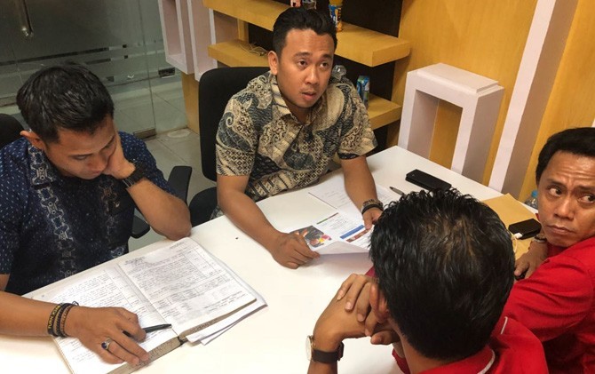Dua perwakilan Pengurus DPC PDIP Bekasi ketika melakukan pelaporan di Polda Metro Jaya, Jumat (13/4). - Image