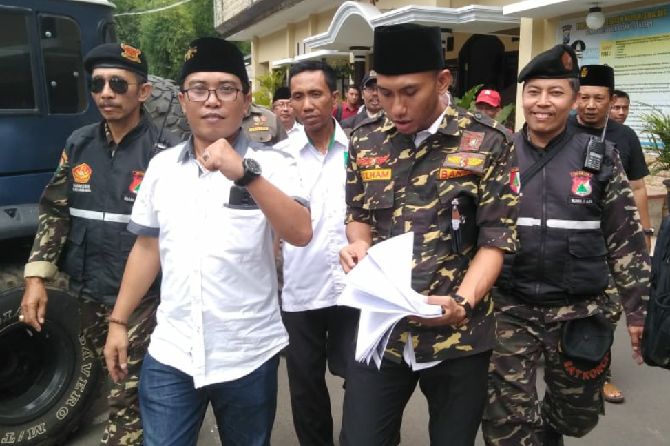 Husnul Hakim (mengepalkan tangan) dan jajaran NU Kabupaten Malang melaporkan Ustaz Sa - Image