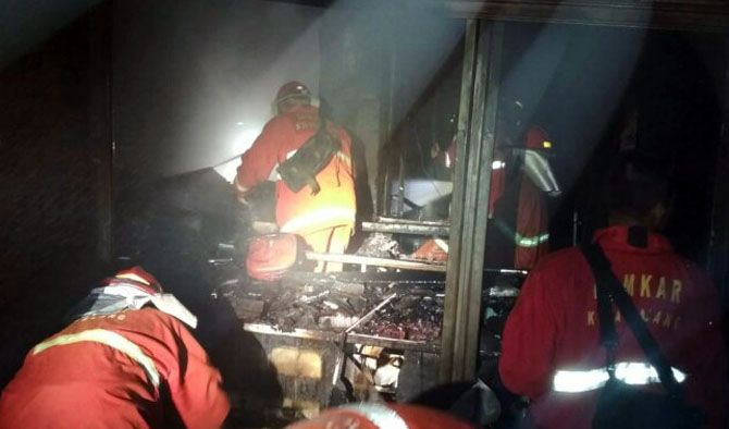 KEBAKARAN: Salah satu toko elektronik yang berada di dalam Pasar Besar Kota Malang ludes terbakar, Jumat (20/7). - Image