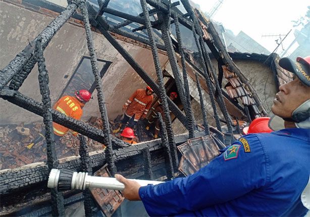LUDES TERBAKAR: Petugas Damkar Kota Malang saat memadamkan kebakaran di jalan Panjaitan, Minggu (18/11). - Image