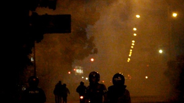 Aksi saling kejar massa Slankers dengan petugas kepolisian hingga menembakkan gas air mata. - Image