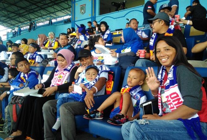 Anak-anak pejuang datang untuk hibur diri dengan menonton pertandingan Arema FC. - Image