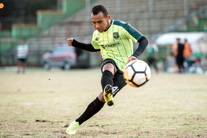 Irfan Jaya tetap bertahan bersama Persebaya Surabaya musim depan. - Image