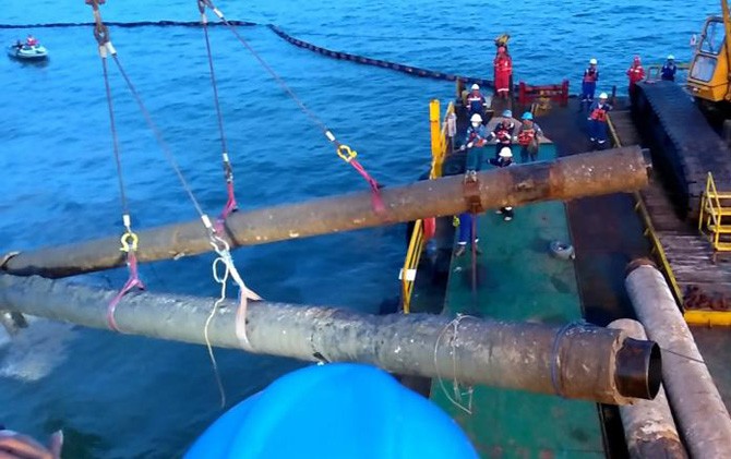 Pipa minyak Pertamina yang putus di Teluk Balikpapan. - Image
