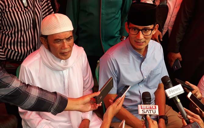 Rhoma Irama saat menggelar konpers bersama Sandiaga Uno, di Jakarta, Jumat (24/1). - Image