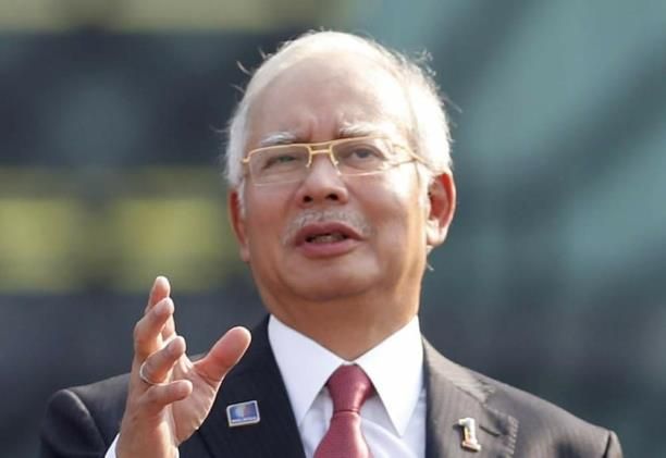 Meski sudah dijerat 32 dakwaan, mantan Perdana Menteri Malaysia Najib Razak masih bebas berkeliaran. Ia dengan mudah membayar cicilan pertama uang jaminannya MYR 3,5 juta atau setara Rp 12,5 miliar - Image