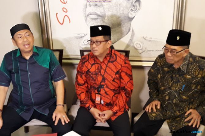 Caleg PDI Perjuangan, Kapitra Ampera (kiri) di Kantor DPP PDIP belum lama ini. Status Kapitra sebagai pengacara Ustad Abdul Somad, dikabarkan telah dicabut. Kapitra mengaku belum mendapat surat yang belakangan viral tersebut. - Image