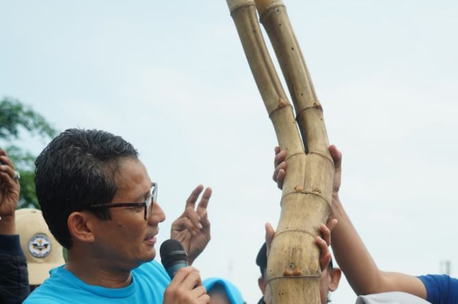 Sandi saat menerima pemberian sebuah bambu bercabang dua di Demak. - Image