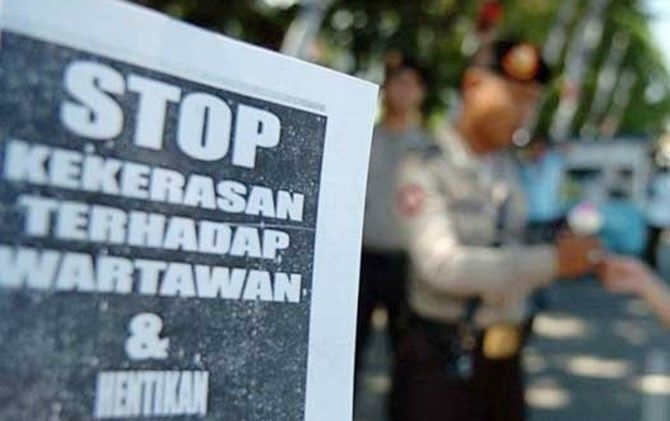 Ilustrasi: Seorang polisi sedang mengamankan jalannya aksi unjuk rasa terkait kasus kekerasan terhadap wartawan - Image