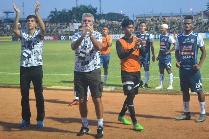 Arema FC menjalani laga kandang tanpa penonton yang merupakan sanksi dari PSSI. Mereka bisa rugi hingga Rp 1 miliar - Image