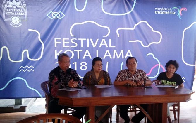 FESTIVAL: (ki-ka) Ketua II Penyelenggara Festival Kota Lama 2018, Didiek Hardiana Prasetyo, Ketua Penyelenggara, Liliana Tedjosaputra, Kabid Pemasaran Pariwisata Disporapar Jateng, Alamsyah, Ketua Pelaksana Lili Y. Santoso saat jumpa pers, Rabu (19/9). - Image