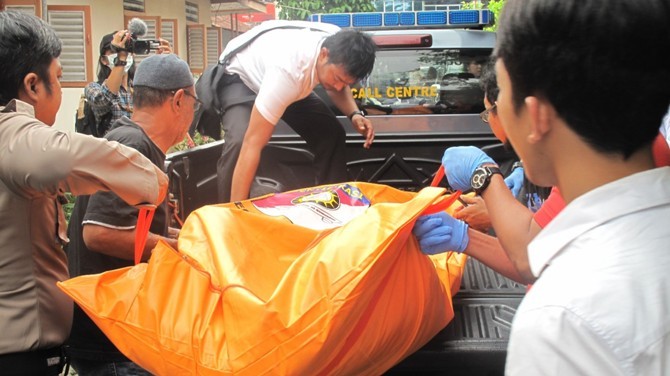 EVAKUASI. Kepolisian tengah mengevakuasi jasad Sugeng untuk dibawa ke RSUD dr Soedarso, Senin (23/4). - Image