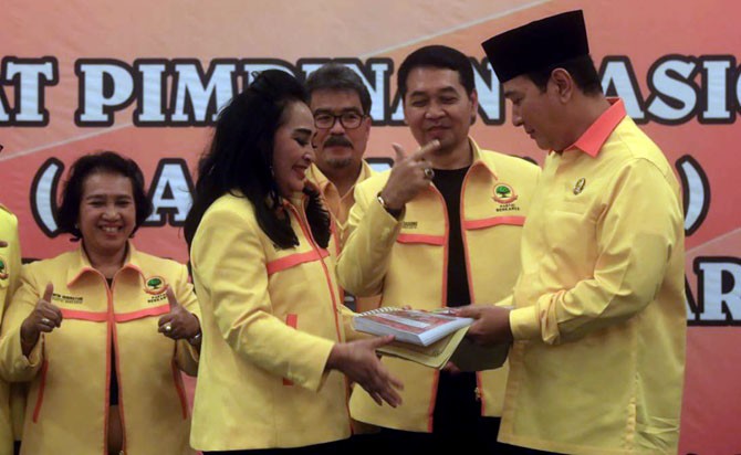 SURAT PENGUKUHAN: Mantan Ketum Partai Berkarya Neneng A Tutty menyerahkan surat pengukuhan kepada Ketum baru, Tommy Soeharto, Minggu (11/3). - Image