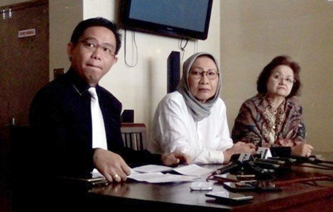 Aktivis Ratna Sarumpaet (tengah) - Image