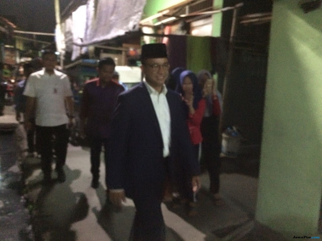 Gubernur DKI Jakarta Anies Baswedan melepas jenazah Kepala Sekolah yang tewas di Tol Cipali, Sabtu (6/10) malam. - Image