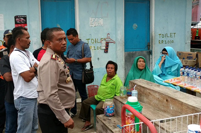 Marudut saat bertemu dengan masyarakat yang memungut uang kepada orang yang masuk ke toilet umum. - Image