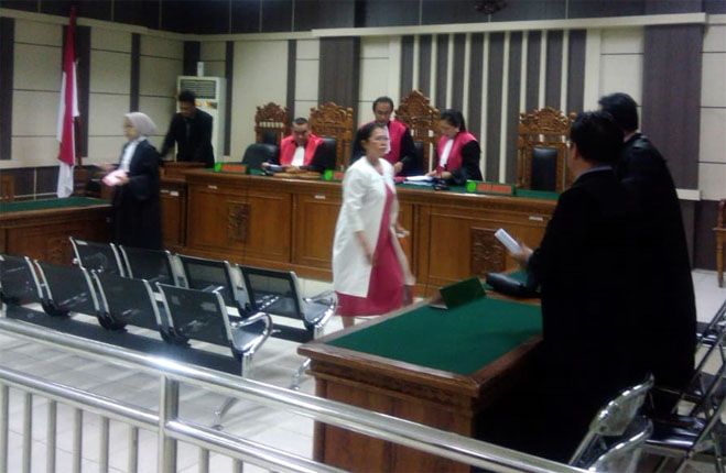 Kepala Sub Seksi Pemeliharaan Data Pertanahan nonaktif BPN Kota Semarang, Windari Rochmawati saat menjalani sidang di pengadilan Tipikor, Semarang, Senin (24/9) malam. - Image