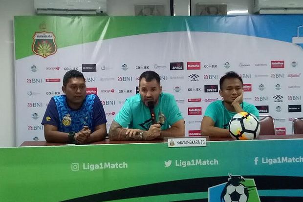 Pelatih Bhayangkara FC, Simon McMenemy (tengah) saat memberi keterangan pers usai laga kontra barito Putera - Image