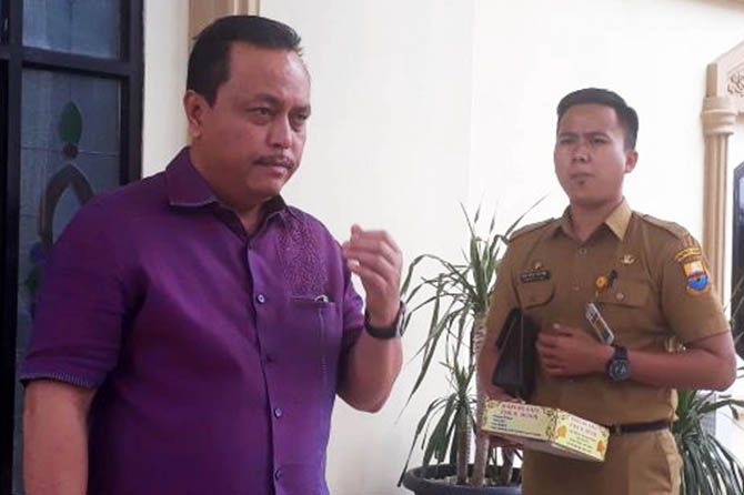 Ketua DPRD Jambi Cornelis Buston - Image