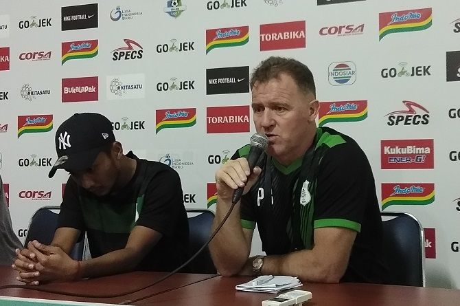 Peter Butler harus menanggung malu usai timnya dipermak Arema 5-0. - Image