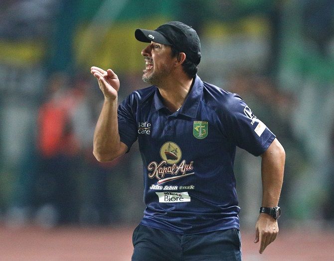 Alfredo Vera akui permainan timnya kurang solid untuk mengadang determinasi pemain Persib. - Image