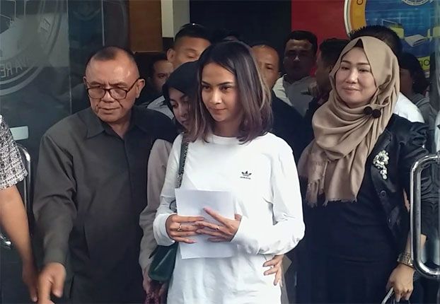 MINTA MAAF: Usai diperiksa Vanessa Angel sempat meminta maaf kepada publik atas kegaduhan yang terjadi di tengah-tengah masyarakat di Mapolda Jatim, Minggu (6/1). - Image