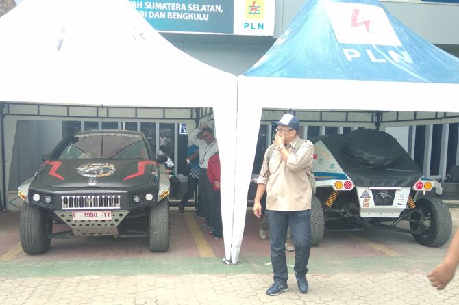 Dua mobil listrik buatan anak bangsa saat dipamerkan. - Image