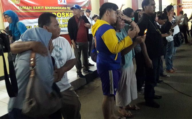 PENYERAHAN JENAZAH: Pihak keluarga tak kuasa menahan haru dan saling menguatkan ketika menerima jenazah korban pesawat Lion Air yang berhasil diidentifikasi di depan kamar jenazah Rumah Sakit Polri, Jakarta, Senin (5/11). - Image
