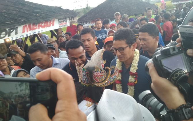 Sandiaga Uno saat mengunjungi Kecamatan Kromengan, Kabupaten Malang, Sabtu (24/11). - Image