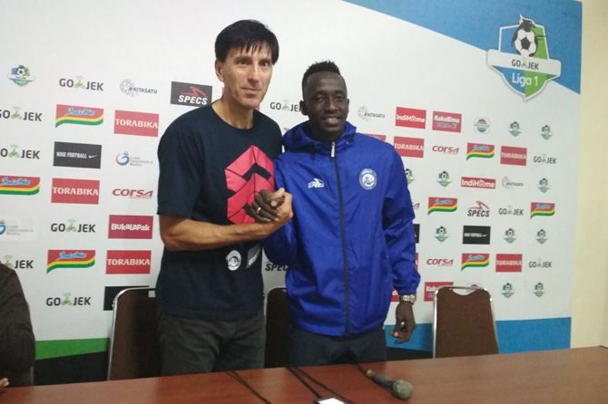 Milan Petrovic dan Makan Konate. Milan dan Konate sepakat menilai Arema FC kurang beruntung saat melawan Persija - Image