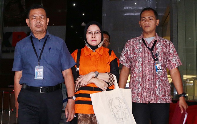 Hakim Wahyu Widya Nurfitri keluar dari lobi gedung KPK dan akan dimasukkan ke mobil tahanan, Selasa malam (23/3) - Image
