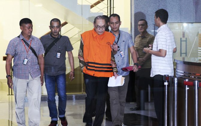 Tersangka selaku pemegang saham Blackgold Natural Resources Limited, Johannes Budisutrisno Kotjo dengan rompi tahanan KPK menuju mobil tahanan usai diperiksa di kantor KPK, Jakarta, Sabtu (14/7/2018) malam. - Image