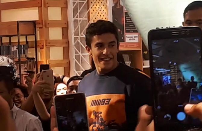 Pembalap MotoGP Marc Marquez saat jumpa dengan para penggemarnya di Senayan City, Jakarta - Image