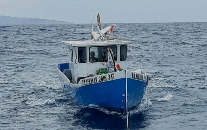Kapal nelayan asal Aceh bernama KM Nelayan bersama empat orang krunya terdampar hingga ke kawasan Thailand. Ini terjadi setelah kapal mereka dihantam ombak besar dan mengakibatkan mesin rusak. - Image