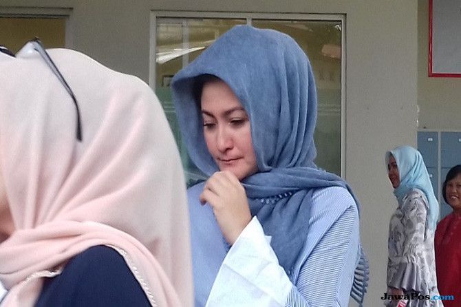 Deisti Astriani Tagor usai menjenguk suaminya, Setya Novanto di Rutan KPK, Kamis (23/11). - Image
