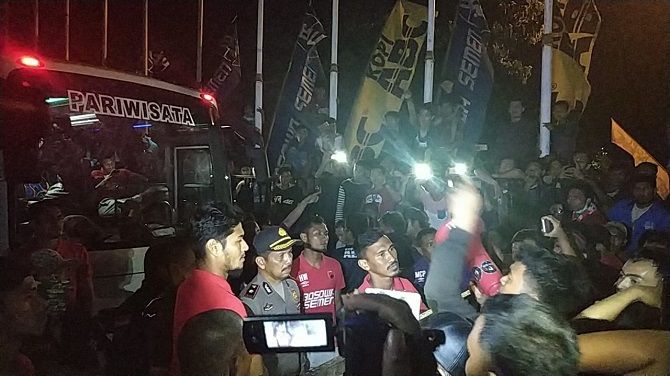 Robert Rene Alberts dituntut mundur suporter akibat gagal persembahkan kemenangan dalam 5 laga beruntun. - Image