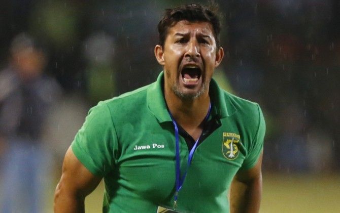 Angel Alfredo Vera kini hanya bisa pasrah soal statusnya sebagai pelatih persebaya. - Image