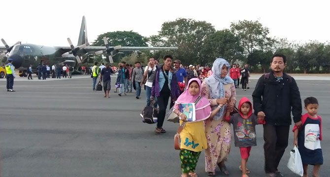 PENGUNGSI: Sebanyak 130 pengungsi bencana Palu datang di Lanud Abd Saleh Malang dengan menaiki pesawat Hercules, Sabtu (6/10) petang. - Image